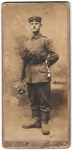 Fotografie Th. Krull, Langebrück, junger Soldat mit Bajonett am Koppel