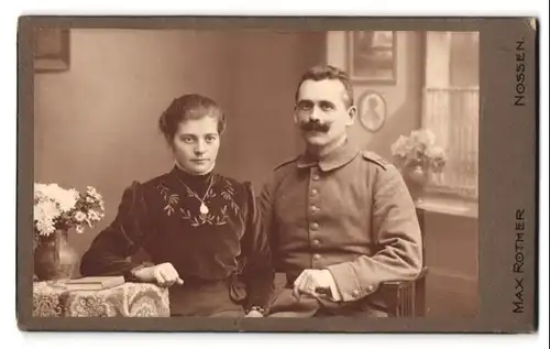 Fotografie Max Rother, Nossen, Soldat mit seiner Gattin im Portrait