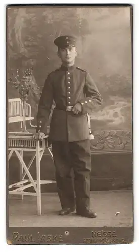 Fotografie Paul Laske, Neisse, Bismarckstrasse 43, Soldat in Feldgrau mit Portepee am Koppel