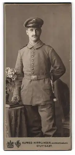 Fotografie Alfred Hirrlinger, Stuttgart, Gartenstrasse 9, Soldat in Feldgrau mit Portepee und Säbel am Koppel