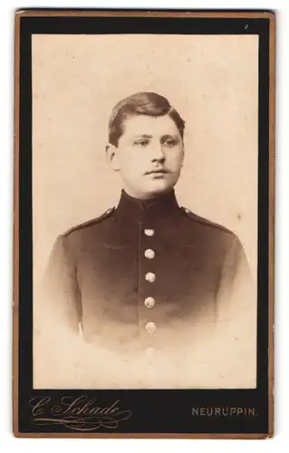Fotografie C. Schade, Neuruppin, Am Paradeplatz, junger Soldat im Portrait