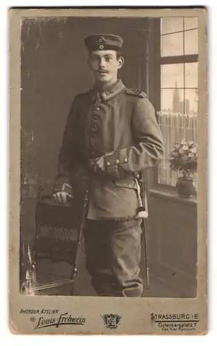 Fotografie Louis Frohwein, Strassburg i.E., Gutenbergplatz 7, Soldat des 126sten im Feldgrau mit Bajonett am Koppel