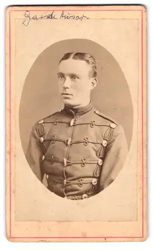 Fotografie P. Goetschke, Potsdam, Ecke Jäger- u. Charlottenstrasse, junger Soldat in Gardeuniform