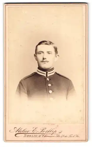 Fotografie Atelier E. Postlep, Berlin, Chaussee-Strasse 5, Soldat in Uniform im Portrait