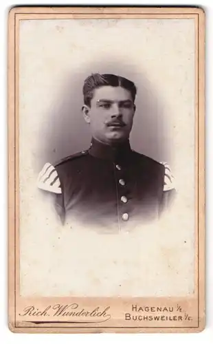 Fotografie Rich. Wunderlich, Hagenau i.E., Soldat mit pomadisiertem Haar im Portrait