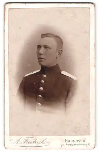 Fotografie A. Friedrich, Hannover, gr. Aegidienstrasse 6, Soldat in Uniform im Portrait