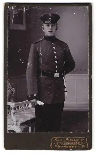 Fotografie Karl Honauer, Strassburg i. E., Mörschhauserstrasse 29, Soldat in Uniform mit Portepee und Bajonett am Koppel