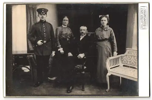 Fotografie Atelier Rich. Arlt, Bischofswerda, Albertstrasse 17, Familienfoto mit dem Sohne in Uniform