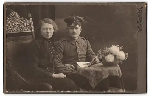 Fotografie Hugo Stöppler, Bünde i.W., Bahnhofstrasse, Soldat des 219. Rgt. mit seiner Gattin im Portrait