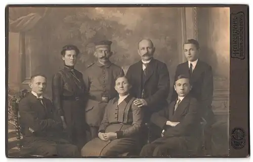 Fotografie Karl Wahl, Berlin-Schöneberg, Hauptstrasse 156, Soldat mit seiner Familie im Portrait