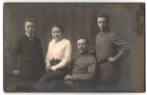 Fotografie Atelier Ideal, Hannover, Georgstrasse 11, Soldat des 228sten Rgt. mit Soldatenvater, Mutter und Bruder