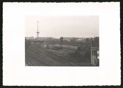 Fotografie unbekannter Fotograf, Ansicht Berlin, Blick zum Funkturm am Messegelände vom Bahnhof Witzleben gesehen
