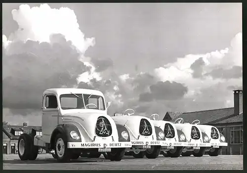Fotografie Lastwagen Magirus-Deutz, LKW's überwiegend ohne Fahrerkabine vor der Fabrik stehend, Grossformat 29 x 20cm