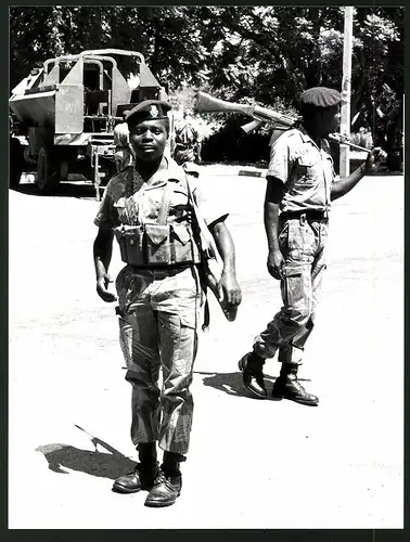 Fotografie Sven Simon, Bonn, Ansicht Rusape / Rhodesien, Soldaten auf Patrouille, gepanzertes Fahrzeug im Hintergrund