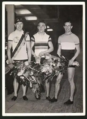 Fotografie Max Schirner, Berlin, Ansicht Paris, Fahrrad Sechstagerennen, Radrennfahrer nach der Siegerehrung