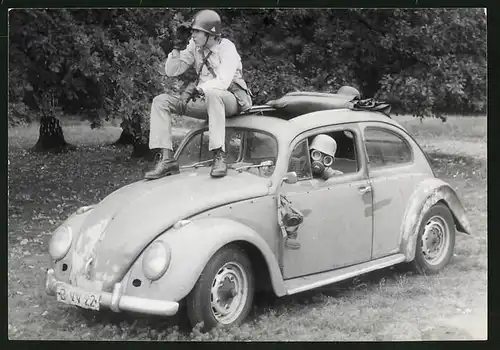 Fotografie Auto VW Käfer, Burschen mit Stahlhelm & Gasmaske spielen Bundeswehr, Volkswagen mit Kennzeichen Berlin