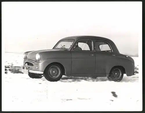 Fotografie Werksfoto, Ansicht Coventrys, Standard Eight Car im Schnee, Grossformat 25 x 20cm