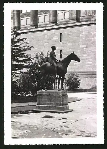 Fotografie unbekannter Fotograf, Ansicht Berlin, Reiterstandbild Amazone auf der Museumsinsel