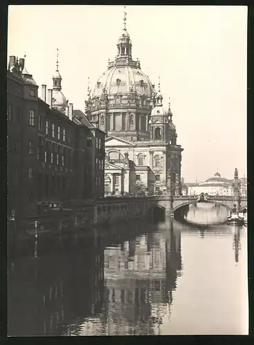 Fotografie unbekannter Fotograf, Ansicht Berlin, Berliner Dom von der Spree gesehen