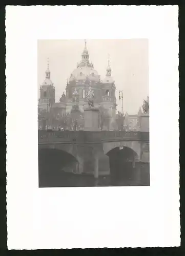 Fotografie unbekannter Fotograf, Ansicht Berlin, Berliner Dom von der Spree gesehen