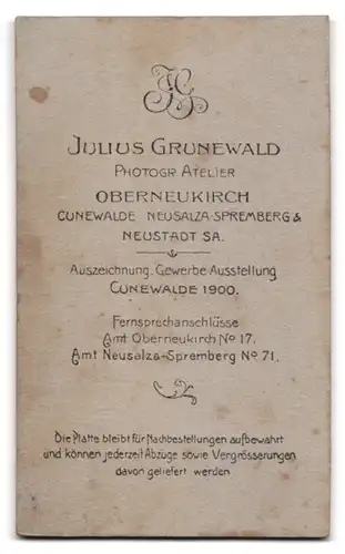 Fotografie Julius Grunewald, Oberneukirch, Portrait stolze Mutter mit zwei Töchtern in eleganten Kleidern