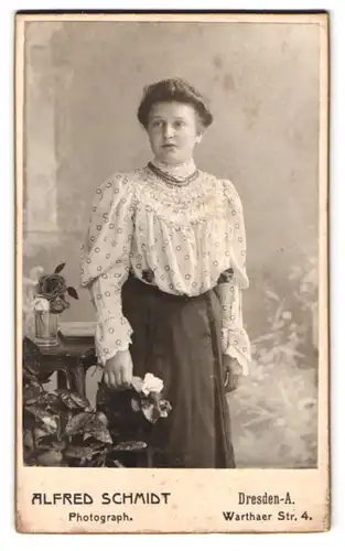 Fotografie Alfred Schmidt, Dresden-A., Warthaer Str. 4, Portrait einer elegant gekleideten Frau mit Blume in der Hand