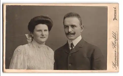Fotografie Hermann Herzfeld, Dresden, Portrait eines elegant gekleideten Paares