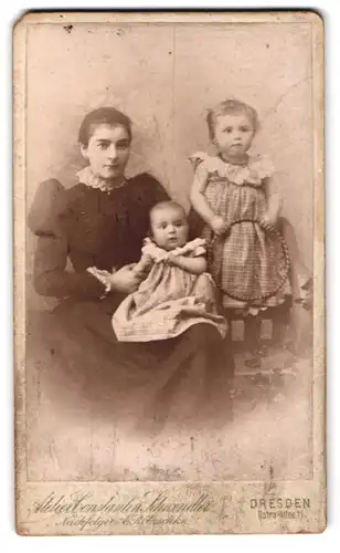 Fotografie Constantin Schwendler, Dresden, Ostra-Allee 11, Portrait stolze junger Mutter mit zwei Töchtern