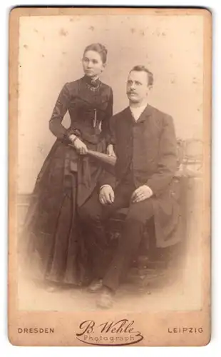 Fotografie B. Wehle, Dresden, Marienstr. 10, Portrait eines elegant gekleideten Paares