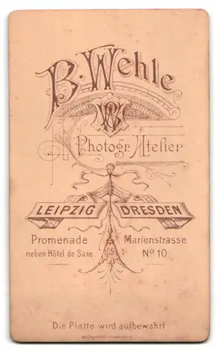 Fotografie B. Wehle, Dresden, Marienstr. 10, Portrait eines elegant gekleideten Paares