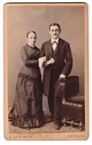 Fotografie G. Chr. Hahn, Dresden, Waisenhausstr. 34, Portrait eines elegant gekleideten junge Paares