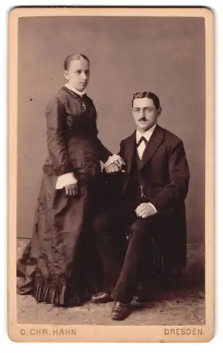 Fotografie G. Chr. Hahn, Dresden, Waisenhausstr. 34, Portrait eines elegant gekleideten jungen Paares