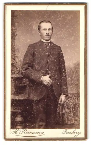 Fotografie H. Reimann, Freiberg, Weingasse 9, Portrait charmanter junger Mann im eleganten Anzug