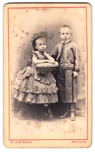 Fotografie W. Lampmann, Dresden, Räcknitz-Platz 4, Portrait niedliches Kinderpaar in hübscher Kleidung