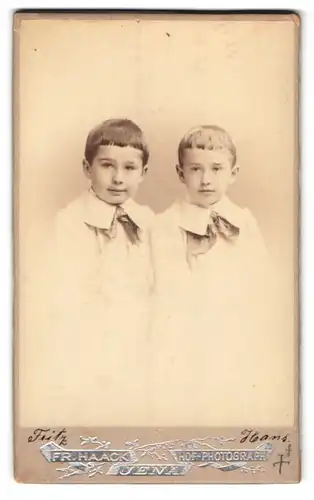 Fotografie Fr. Haack, Jena, Portrait zwei freche Buben in eleganten Hemden