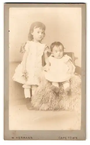 Fotografie W. Hermann, Cape Town, Stalplein, Portrait zwei bildhübsche kleine Mädchen in weissen Kleidern