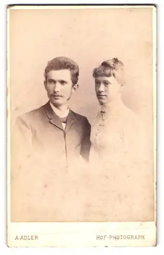 Fotografie A. Adler, Dresden, Victoriastr. 21, Portrait eines elegant gekleideten Paares