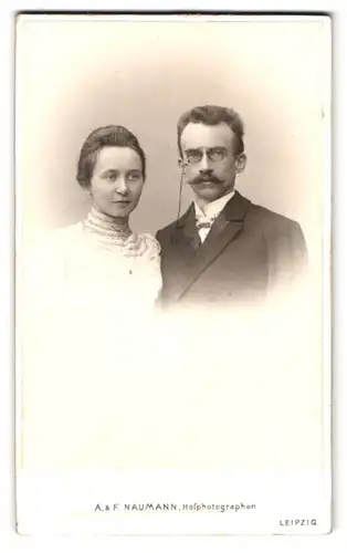 Fotografie A. & F. Naumann, Leipzig, Dorotheenstr. 6, Portrait eines elegant gekleideten Paares