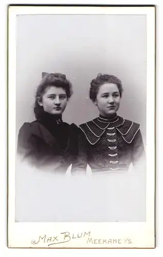 Fotografie Max Blum, Meerane i. S., Poststr. 59, Portrait zwei bildschöne junge Frauen in prachtvollen Kleidern