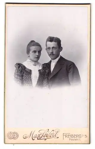 Fotografie Max Seifert, Freiberg i. S., Poststr. 11, Portrait eines elegant gekleideten jungen Paares