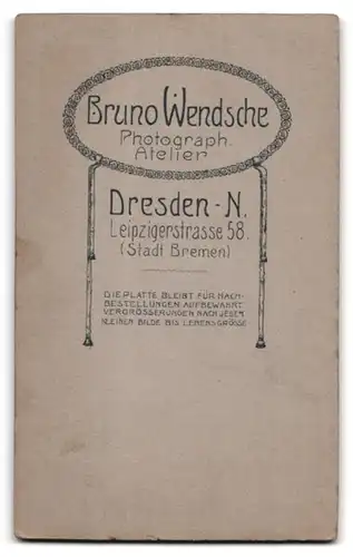 Fotografie Atelier Wendsche, Dresden-N., Leipzigerstr. 58, Portrait niedliches kleines Mädchen im weissen Taufkleidchen