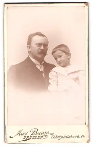 Fotografie Max Baum, Dresden-N., Königsbrückerstr. 64, Portrait stattlicher Herr mit frechem Buben im Arm