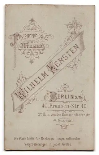 Fotografie Wilhelm Kersten, Berlin, Krausenstr. 40, Portrait stolze Mutter im Kleid & frecher Bube im Anzug