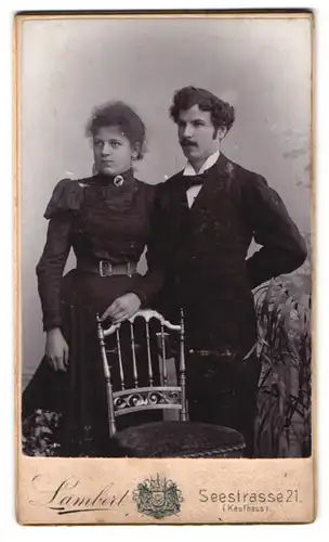 Fotografie Atelier Lambert, Dresden, Seestr. 21, Portrait eines elegant gekleideten Paares