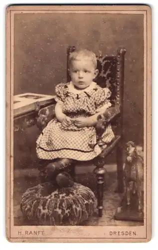 Fotografie H. Ranft, Dresden, Marienstr. 12, Portrait blondes hübsches Mädchen im karierten Kleidchen