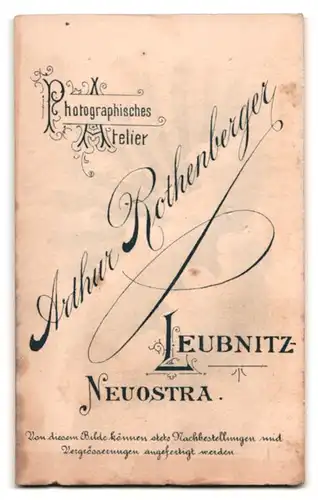 Fotografie Arthur Rothenberger, Leubnitz-Neuostra, Portrait süsses Mädchen im weissen Kleidchen am Holzzaun stehend