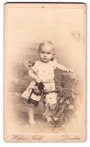 Fotografie Hahn's Nachf., Dresden, Waisenhausstr. 30, Portrait süsser blonder Bube mit Giesskanne in der Hand