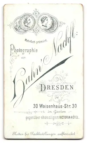 Fotografie Hahn's Nachf., Dresden, Waisenhausstr. 30, Portrait süsser blonder Bube mit Giesskanne in der Hand