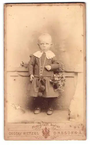 Fotografie Gustav Wetzel, Dresden-A., Pragerstr. 6, Portrait blondes Kleindkind mit Blumenkorb