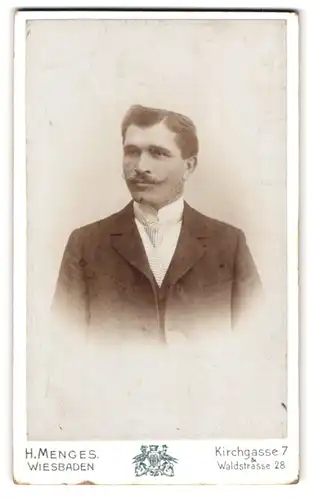 Fotografie H. Menges, Wiesbaden, Kirchgasse 7, Portrait Mann im Jacket mit Langbinder